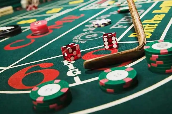 Pengguna mengakses halaman promosi vegashoki88 melalui ponsel pintar
