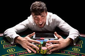 Pemain Indonesia menikmati game slot di vegashoki88 sambil bersantai di rumah
